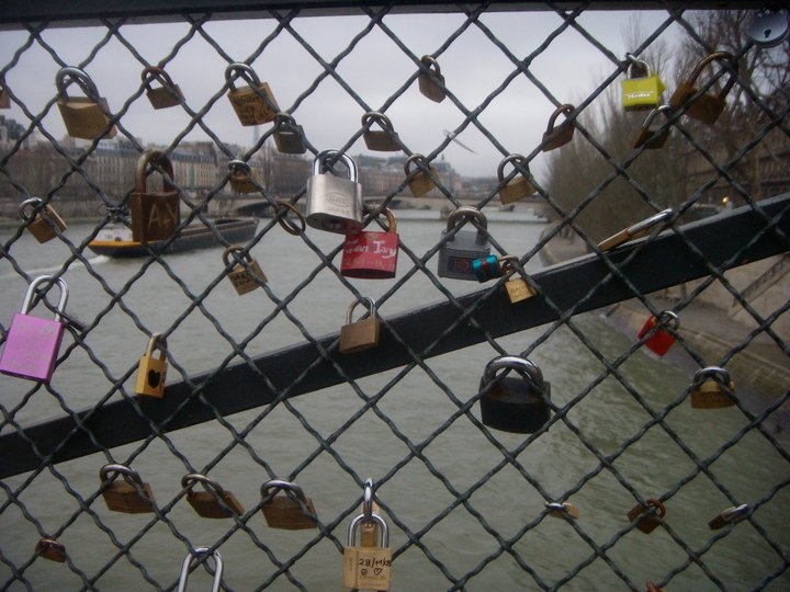 Candados del amor atentan patrimonio público – Paris.