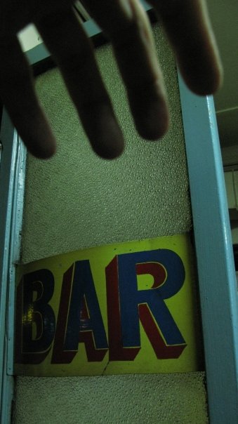 Otro  bar lleno de humo… El Serena.