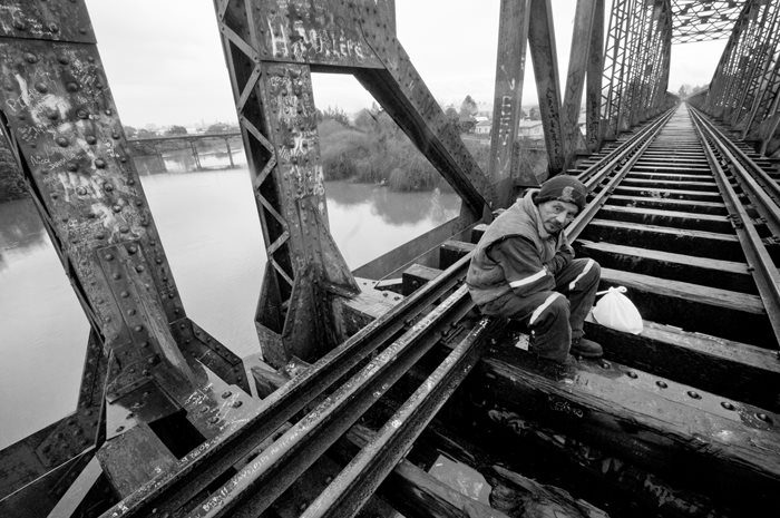 Almorzando en un puente